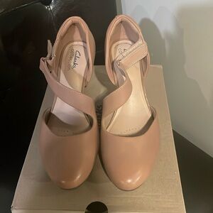 Clarks Ambyr glow praline leather size 8 medium pump